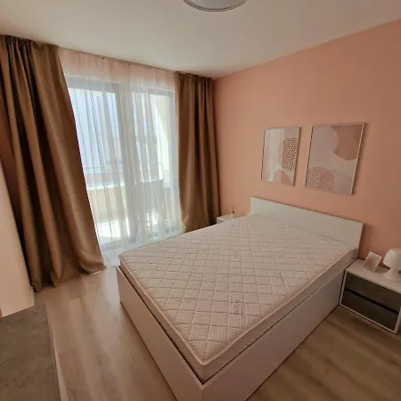 Sea Breeze Apartment *